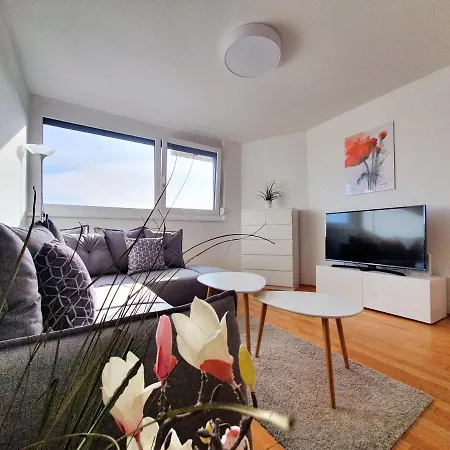 Apartment Near Lake Stylish & Fully Furnished *