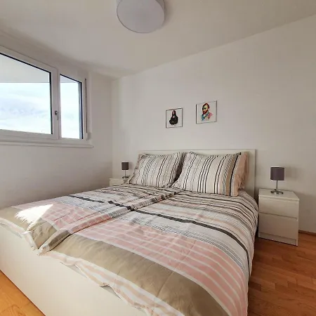 Apartment Near Lake Stylish & Fully Furnished *