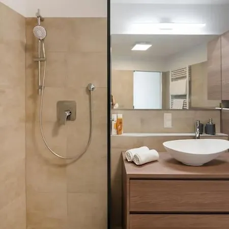 Gruene Und Zentrale Ruhelage Im Neubau Mit Balkon * Vienna