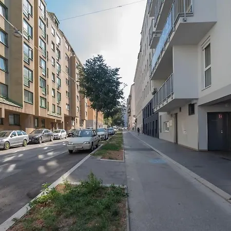 Apartment Grosse Terrasse, Klimaanlage Und U-bahn Naehe