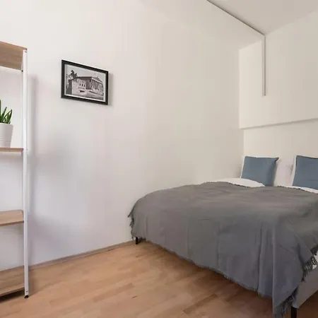 Grosse Terrasse, Klimaanlage Und U-bahn Naehe Apartment