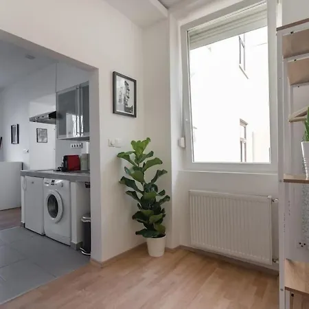 Grosse Terrasse, Klimaanlage Und U-bahn Naehe Apartment *