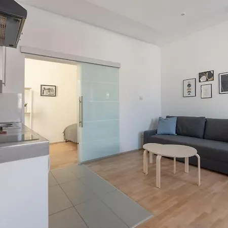 Grosse Terrasse, Klimaanlage Und U-bahn Naehe Apartment *