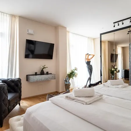 Exclusive 2br Skyline Penthouse By Hm