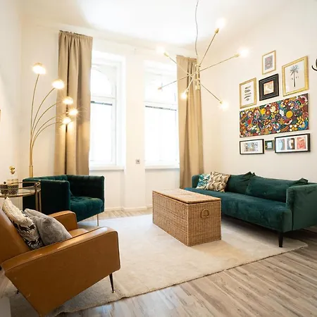 Schloss View Apartment: Designer First-floor Retreat *