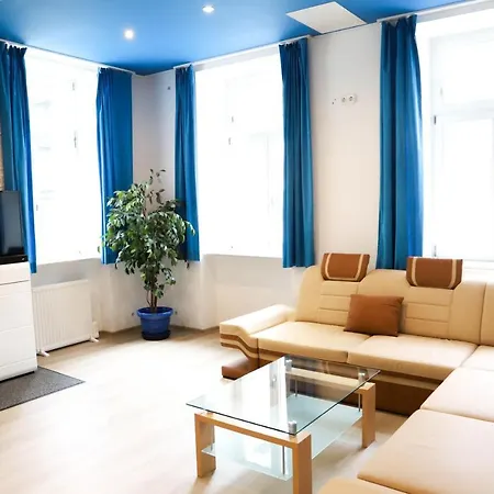 «go West» Guest Hostel *