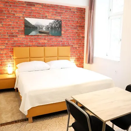 «go West» Guest Hostel *