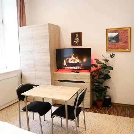 «go West» Guest Hostel