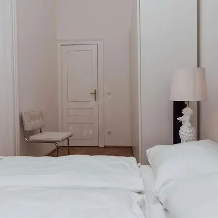 Modern Stylish Comfortable 2 Bedroom *