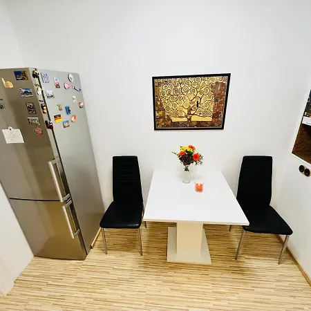 Lovely Nest! Just Beside Schoenbrunn Palace And Zoo! Vienna