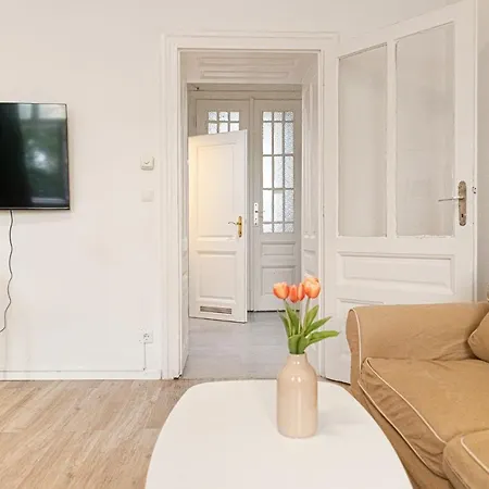 Gorgeous 2br Apt. Located And Spacious