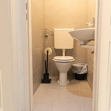 Gorgeous 2br Apt. Located And Spacious Apartment *