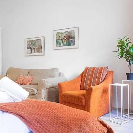 Gorgeous 2br Apt. Located And Spacious Apartment *