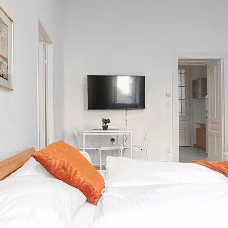 Apartment Gorgeous 2br Apt. Located And Spacious