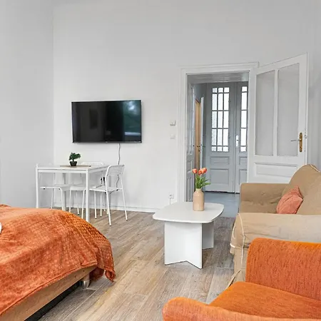 Gorgeous 2br Apt. Located And Spacious *