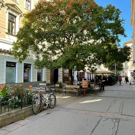 Cosy Located At Famous Kutschkermarkt