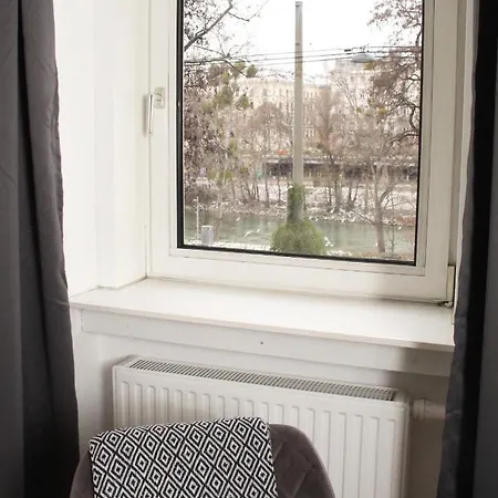 Orestaliving - On The Danube Canal Friedensbruecke Apartment