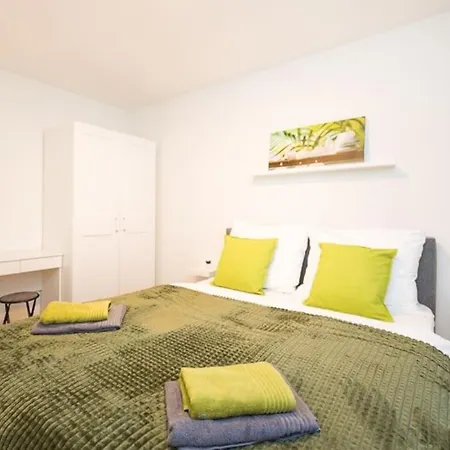 Apartment Premium With Balcony! Free Garage Parking Included!