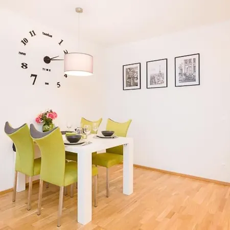 Apartment Premium With Balcony! Free Garage Parking Included!