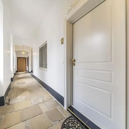 Vivid City Gem - A Reminiscence Of Gustav Mahler Apartment *