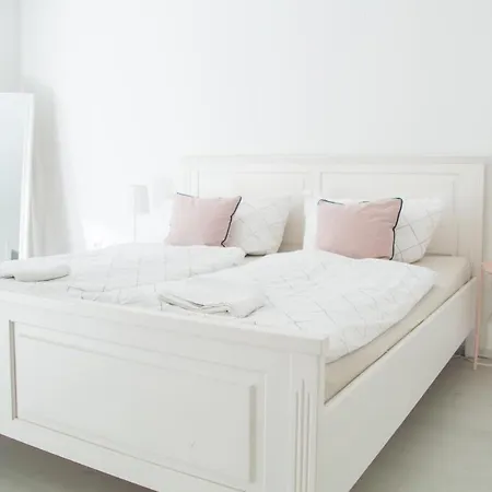 The White - Great Ferris Wheel Apartment