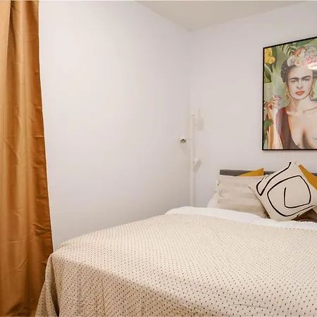 King Bed Home, Next To Akh Michelbeuern Apartment