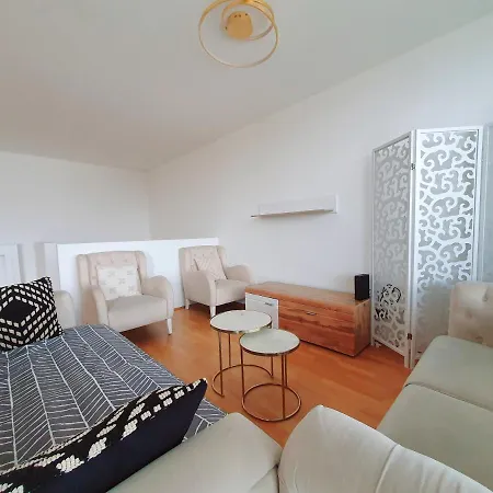 Near Lake Two Bedroom Duplex * Vienna