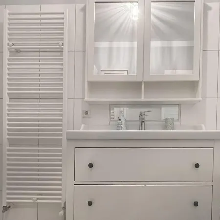 Modern & Charming @ Quarter! 7min To Center Apartment *