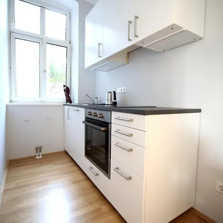 Classic, Modern & Sunny. 7min To Vienna's Center!