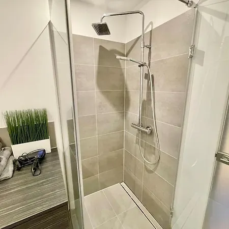 Classy I Modern I Free Parking Apartment *