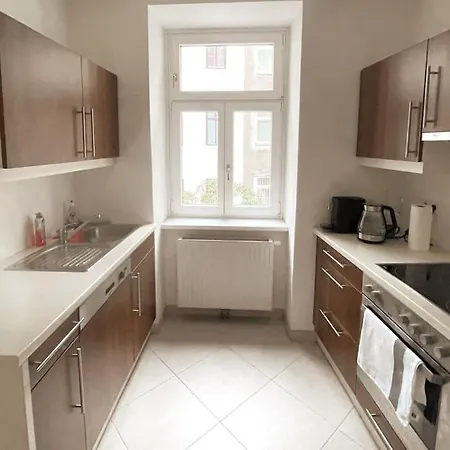 Modern & Charming @ Quarter! 7min To Center Apartment *