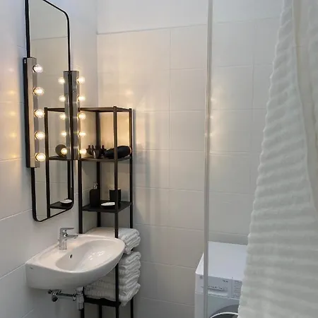 Stilvolle Dachgeschosswohnungen Mit Balkon In Innenstadt Naehe Apartment Vienna
