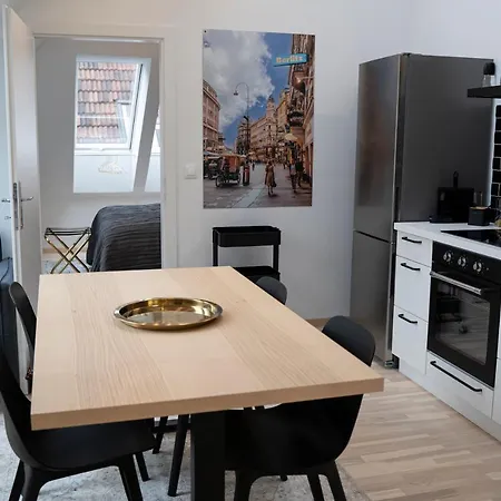 Apartment Stilvolle Dachgeschosswohnungen Mit Balkon In Innenstadt Naehe Wien