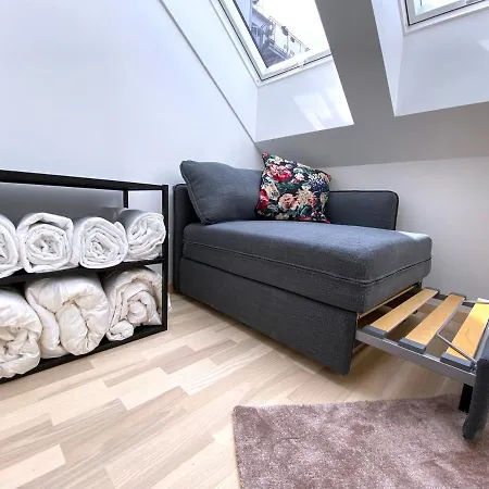 Apartment Stilvolle Dachgeschosswohnungen Mit Balkon In Innenstadt Naehe Wien