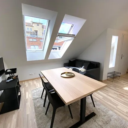 Apartment Stilvolle Dachgeschosswohnungen Mit Balkon In Innenstadt Naehe