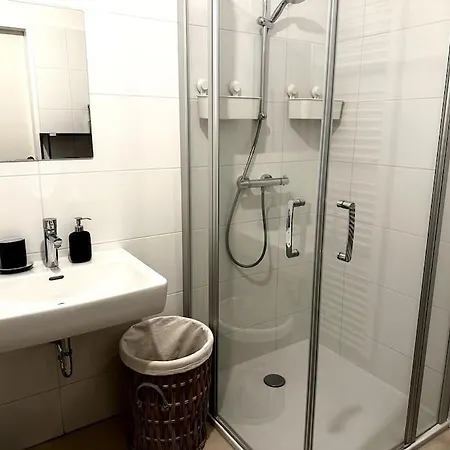 New! Near Schonbrunn Palace Apartment