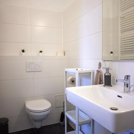 Close To Metro Iii Apartment