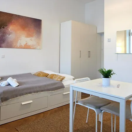 Close To Metro Iii Apartment *