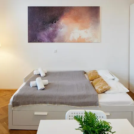 Close To Metro Iii Apartment *