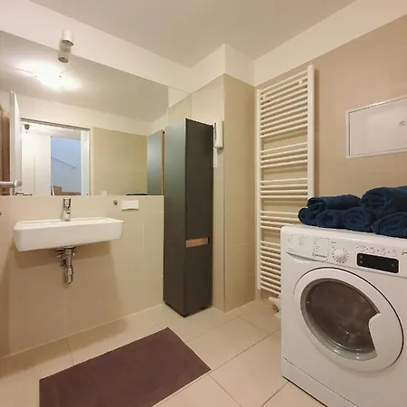 Near Lake Two Bedroom Duplex Vienna