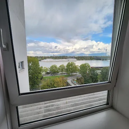 Lovely For 4 On The Danube River - Private Parking Appartamento