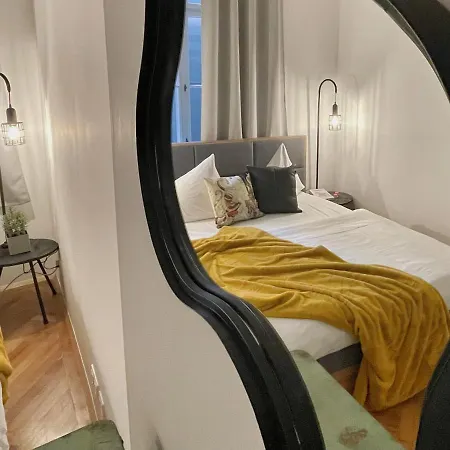 Loft2be, Loft For 8 Apartment