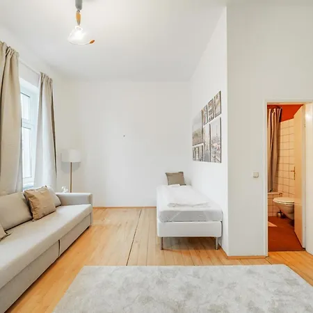 Stylisch In Vienna's 18th District Apartment