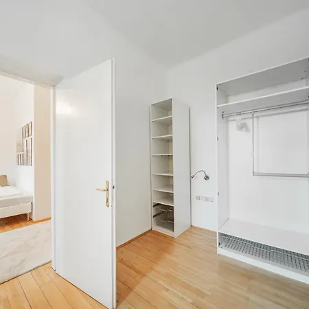 Stylisch In Vienna's 18th District