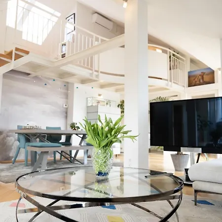 Stunning 100m In - Center Apartment *