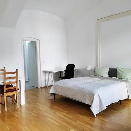 Apartment Lovely Modern Historical 1-bedroom