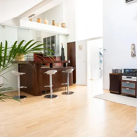 180m2 Penthouse, Luxury Next To Karlskirche And Parking Included *