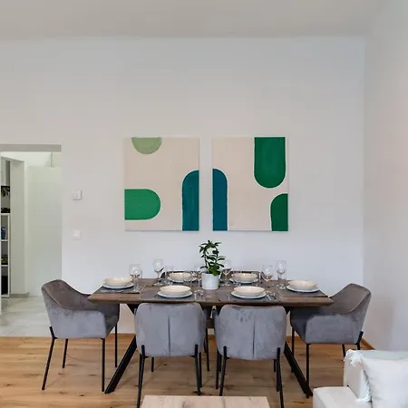 Cozy, Generous - 10 Min To City-centre - Contactless 24h Check-in Apartment
