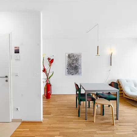 Ding Design In Brigittenau Apartment