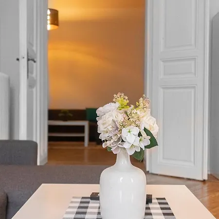 Vibrant 3br Near Akh Hospital - Perfect For Groups * Vienna
